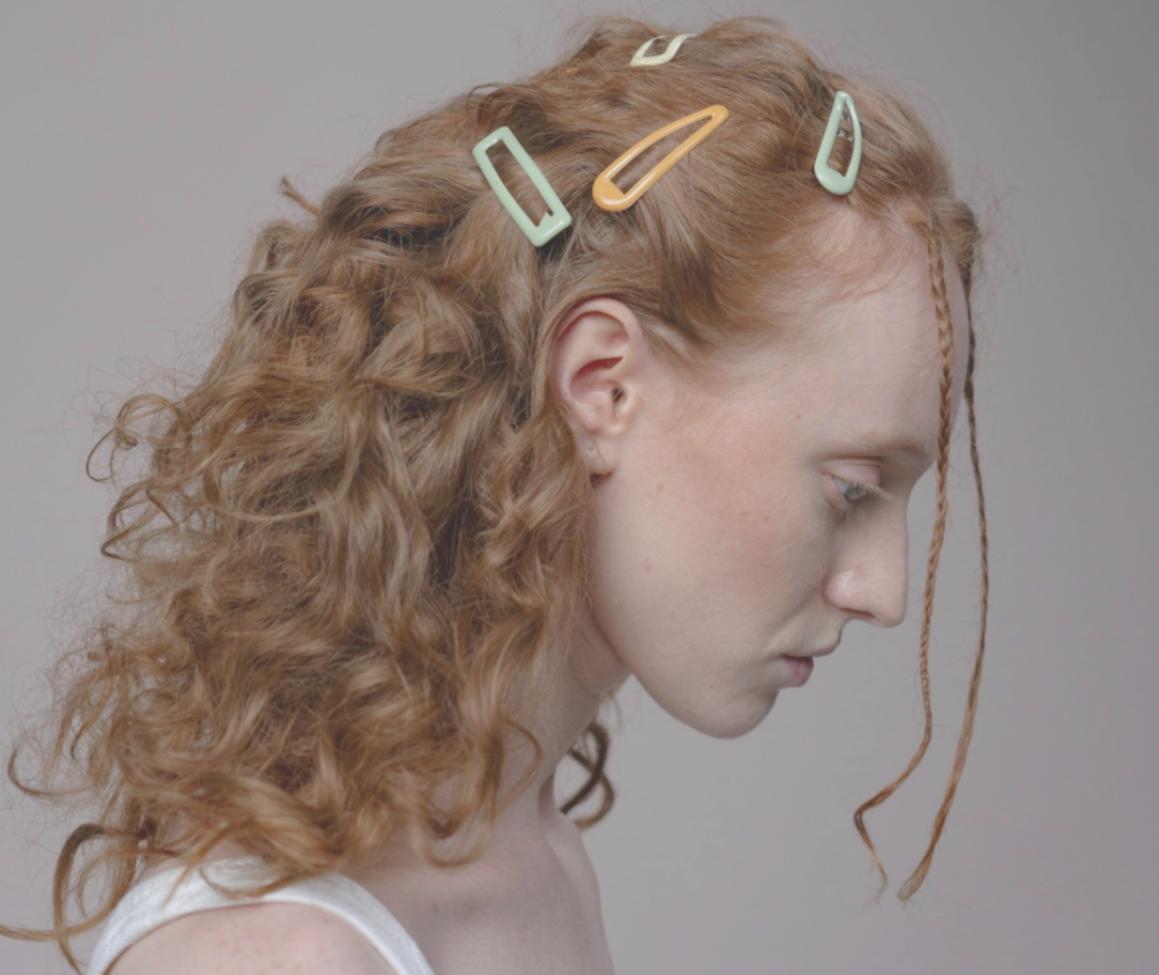 Sessione pratica di apprendimento sulla cura dei capelli